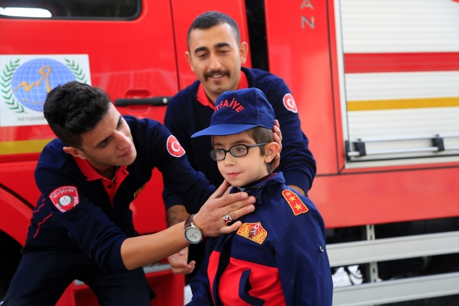 Kısmi görme engelli öğrencinin hayalini itfaiye ekipleri gerçekleştirdi